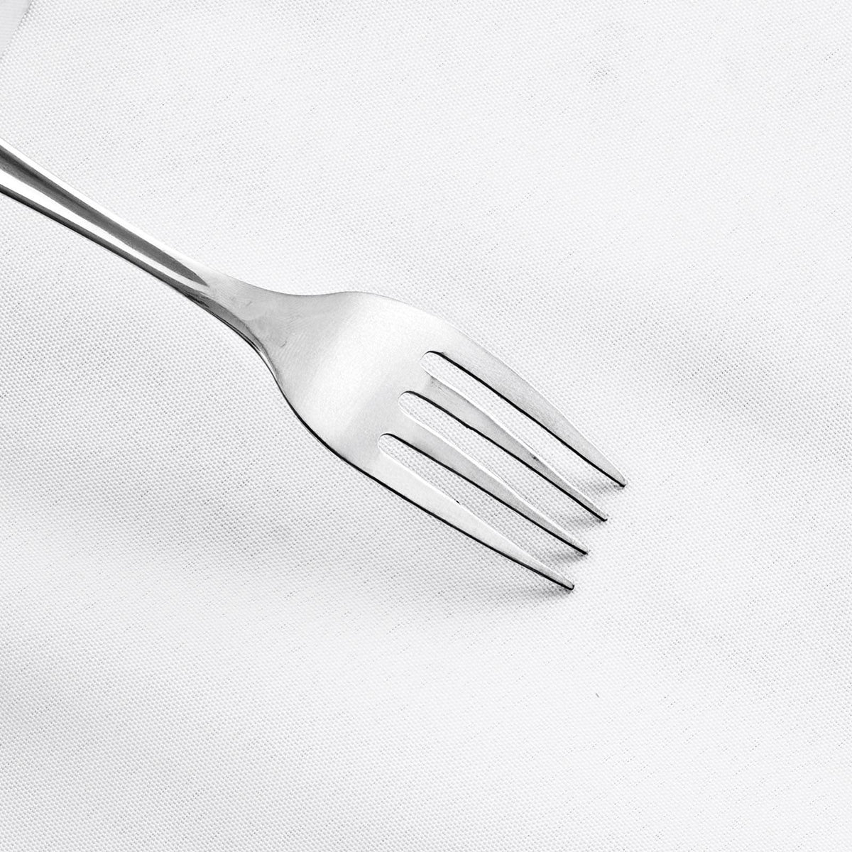 White Tablecloths for Rectangle Tables, 6 Pack, 70x120 In, Washable Wrinkle-Resistant Polyester Covers for Wedding, Party, Banquet