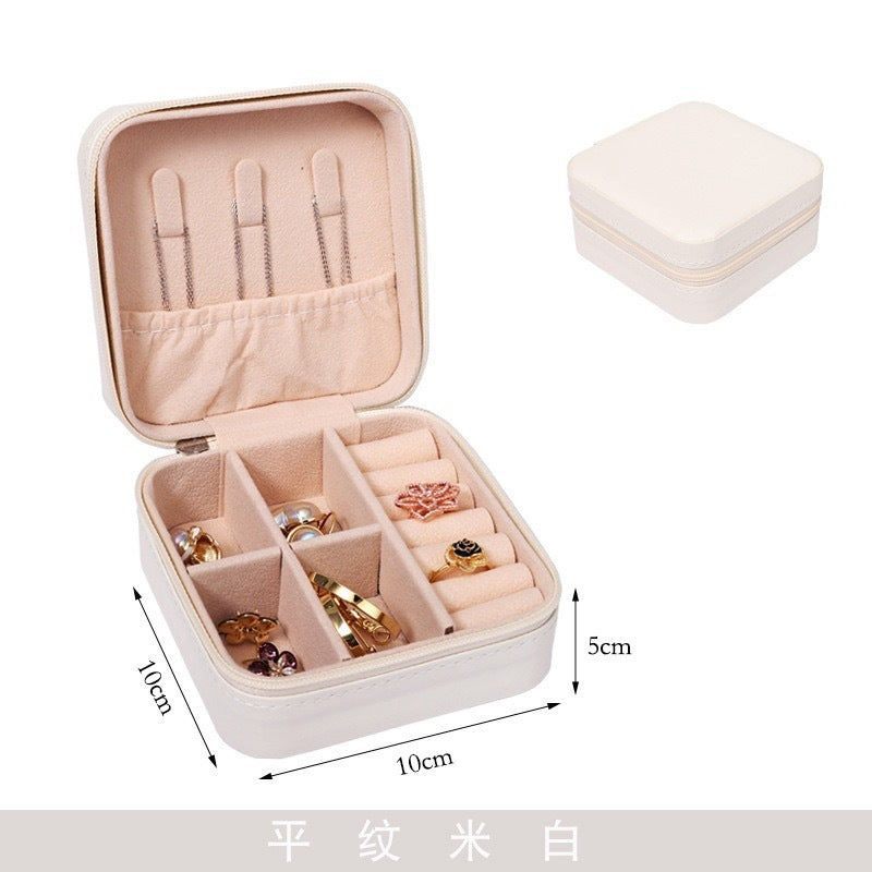 Portable Travel Jewelry Case, Mini PU Leather Jewelry Organizer Box with Zipper for Rings Earrings Necklaces, White