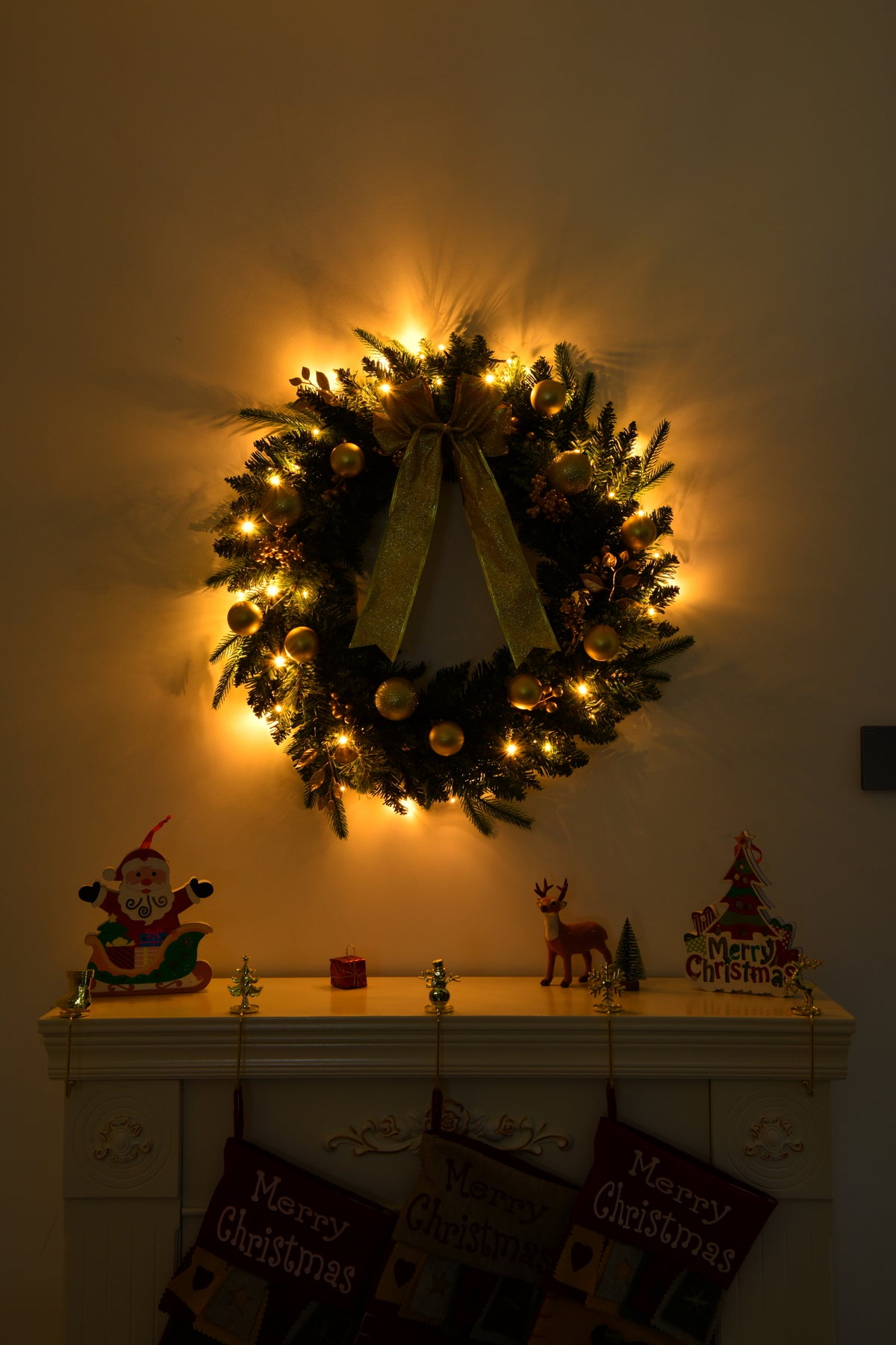 AEELLEEA-24in Pre-lit Artificial Christmas Wreath with Remote, 50 Warm LED Lights, 120 PVC Tips & Ornaments for Front Door, Gate & Wall Holiday Decor