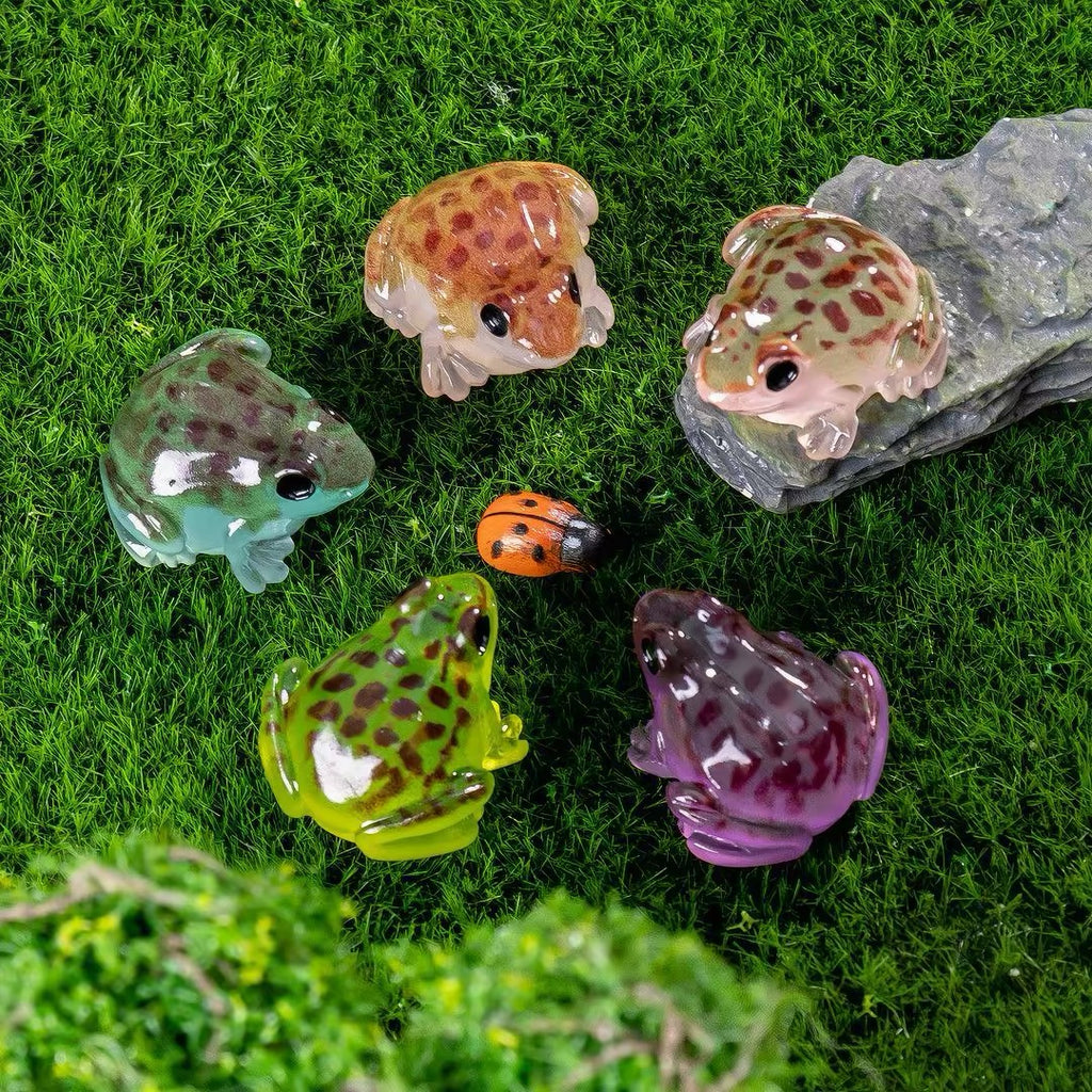 AEELLEEA 20Pcs Luminous Resin Frog Figurines, Mixed Color Mini Frog Statues, Fairy Garden DIY Micro Landscape Home Decor