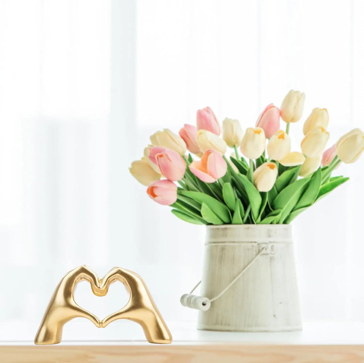Gold Heart Hands Sculpture Decor, Modern Love Finger Statue for Living Room Bedroom Bookshelf Coffee Table, Aesthetic Tabletop Ornament, Unique Wedding Birthday Christmas Gift for Home Decor