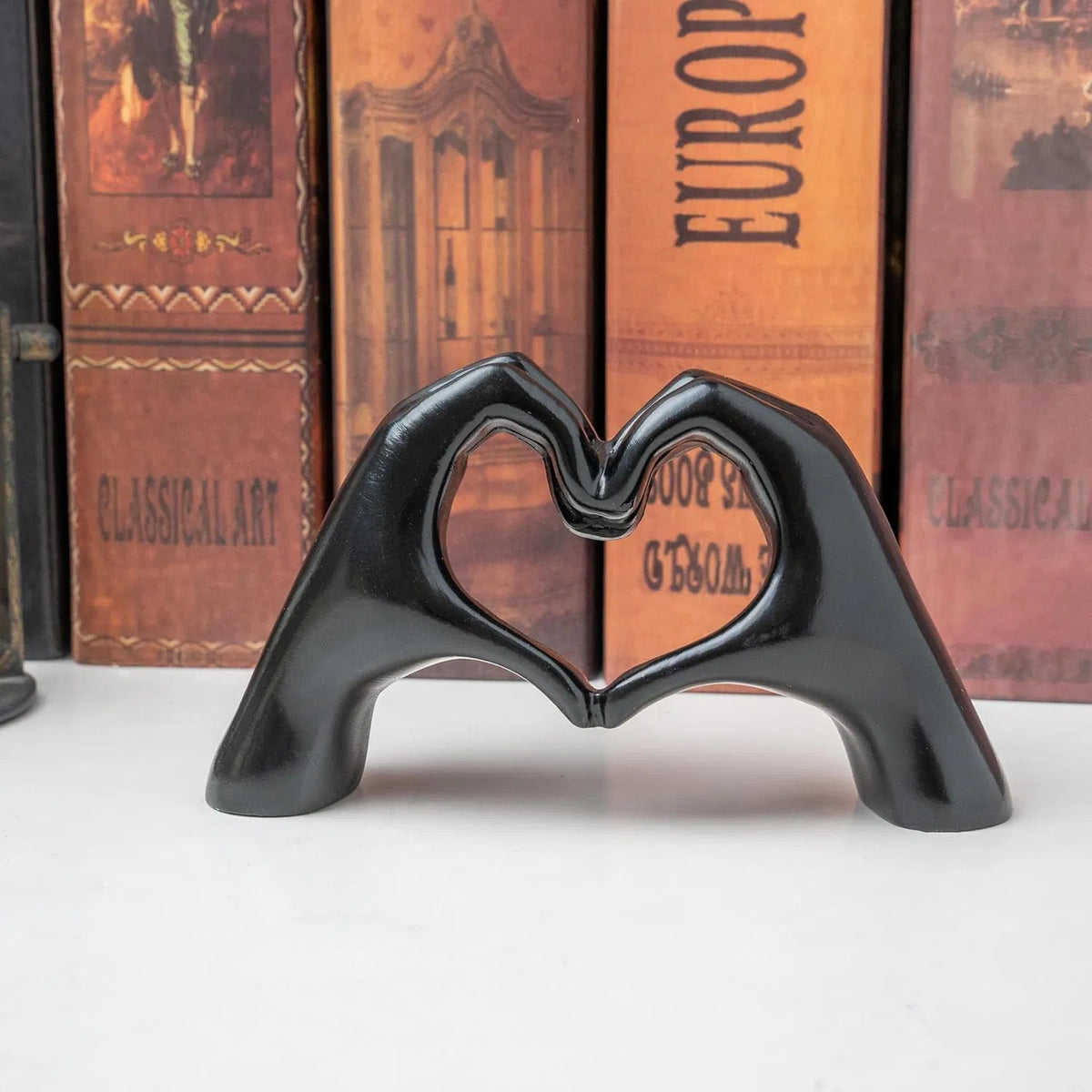 Black Heart Hands Sculpture Decor, Modern Love Finger Statue, Small Ceramic Tabletop Figurine for Living Room, Bookshelf, Coffee Table, Unique Gift for Wedding, Christmas & Birthday