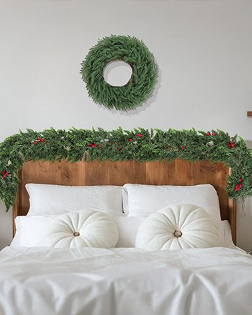 Christmas Pre-Lit LED Garland, Artificial Pine Garland with Red Berries & Pine Cones, Battery Powered Waterproof, Fireplace Mantel Holiday Decor